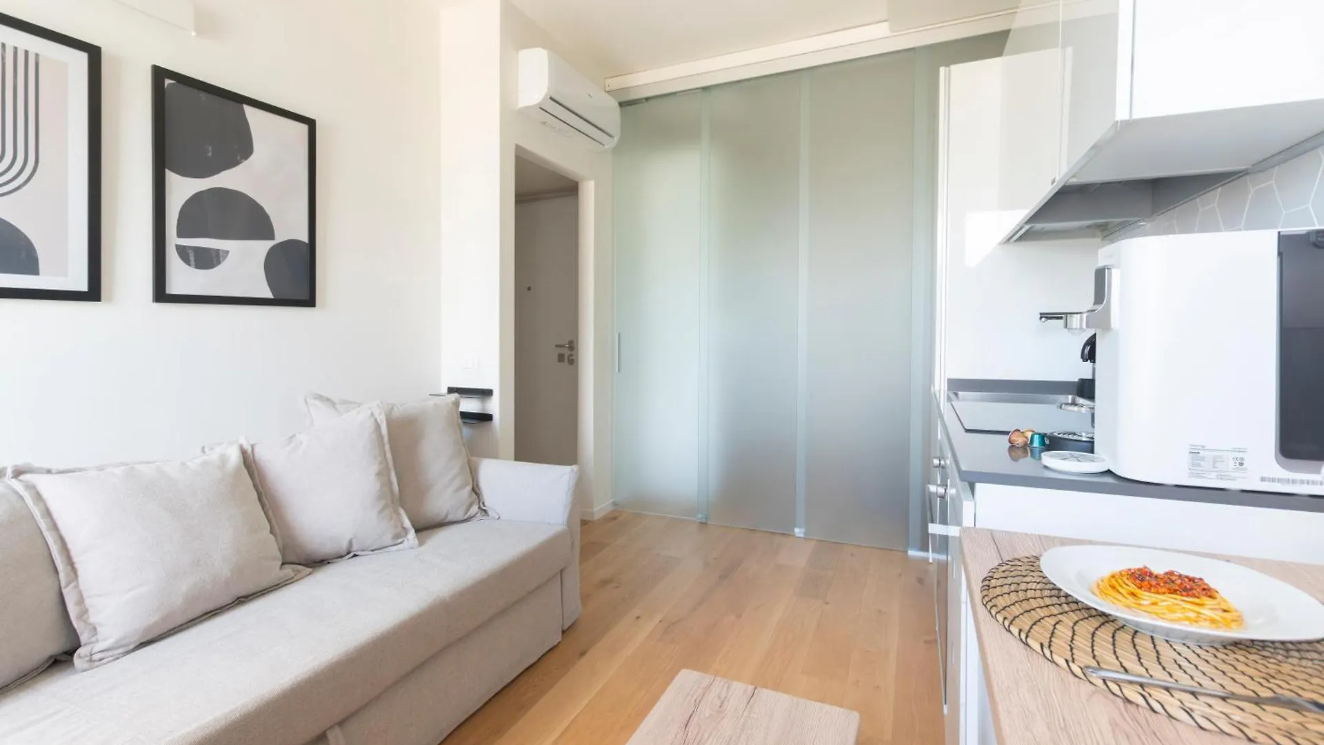 Apartment Modern & Stylish Near Isola & Central Station Milan Italy