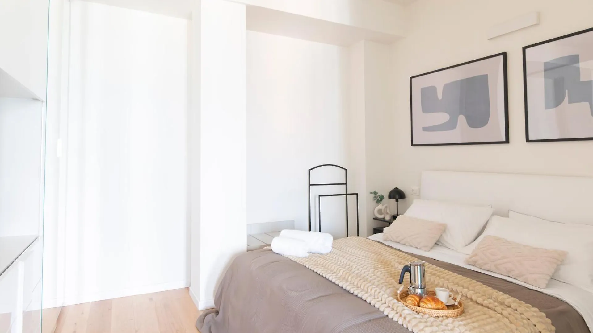 Apartment Modern & Stylish Near Isola & Central Station Milan Italy