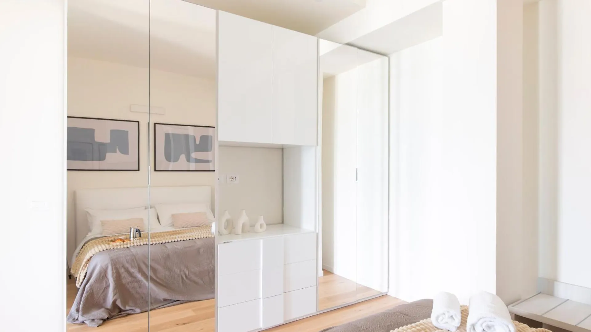Modern & Stylish Near Isola & Central Station Milan