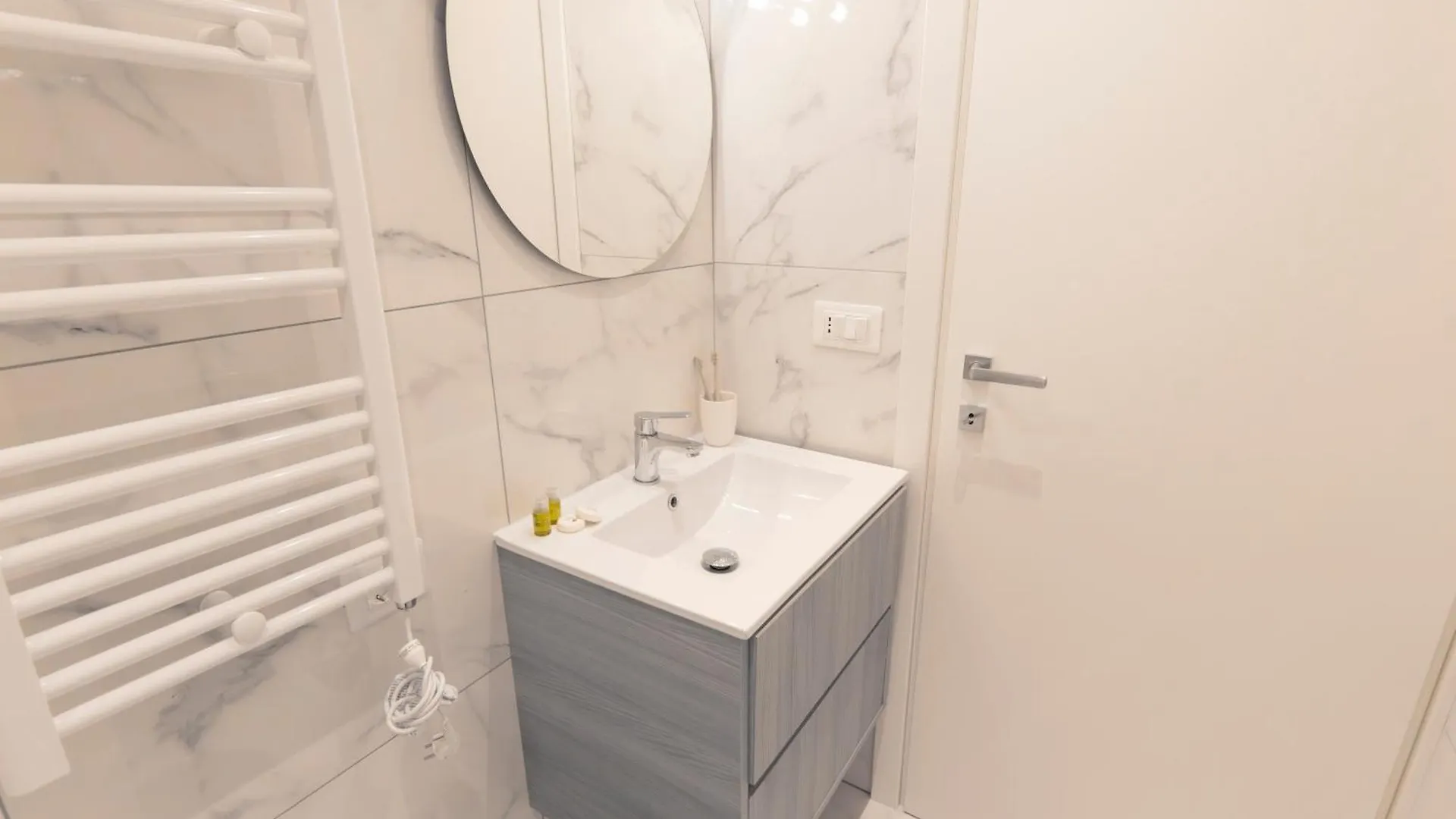 Modern & Stylish Near Isola & Central Station Milano Italia
